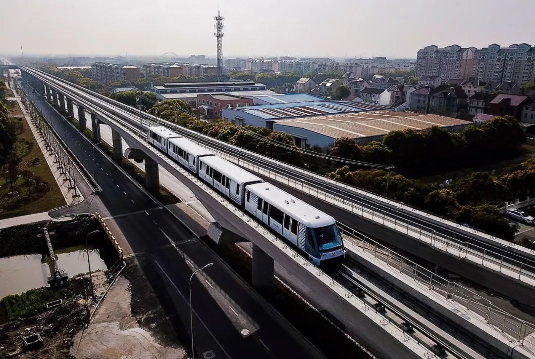 國內(nèi)首條無人駕駛膠輪路軌開通，沒有駕駛室，可以站在車頭看風(fēng)景！