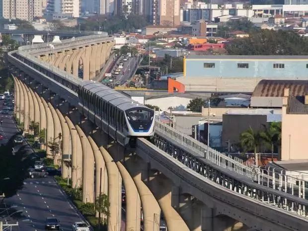 國內(nèi)首條無人駕駛膠輪路軌開通，沒有駕駛室，可以站在車頭看風(fēng)景！